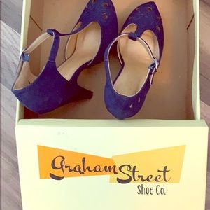 Women’s Navy heels